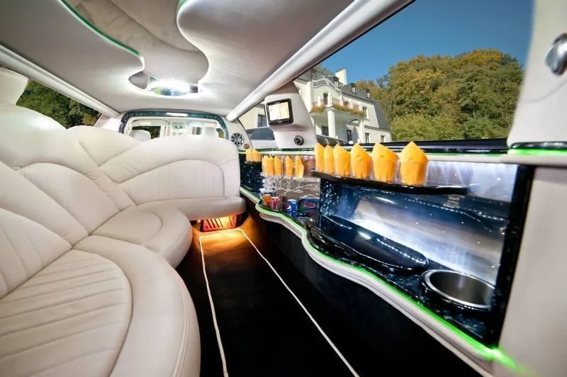 3 limuzyny001 lincoln town car white pearl 120.