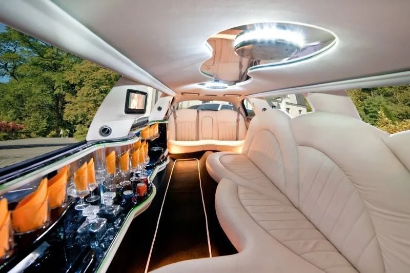 4 limuzyny001 lincoln town car white pearl 120.